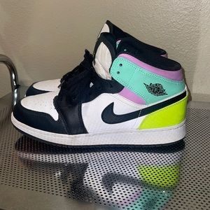 Nike Air Jordan 1 Mid GS Pastel Volt Green Glow Black 554725-175 Size 7Y